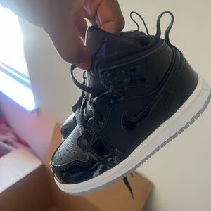 Jordan 1 Mid SE Little Kids' Shoes size 8C is 25